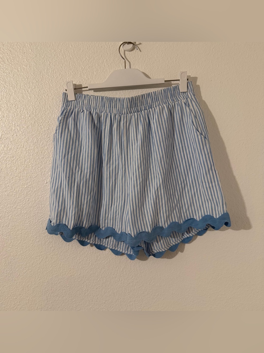 entro Blue & White Striped Cotton Blend  Womens Shorts With Scallop Trim Size LG